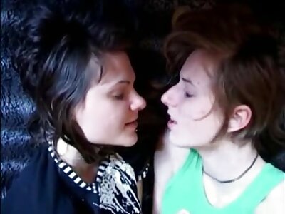 Дві суки-лесбіянки не порнр відео потрібні