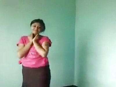 Сексуальна чорноволоса красуня Ріна Елліс відсмоктує полрно відео м'ясистий шлонг у повній камері