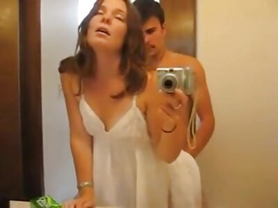 Грудаста блондинка Міла Маркс отримує великий член зведеного брата в туалеті порно відео для дорослих